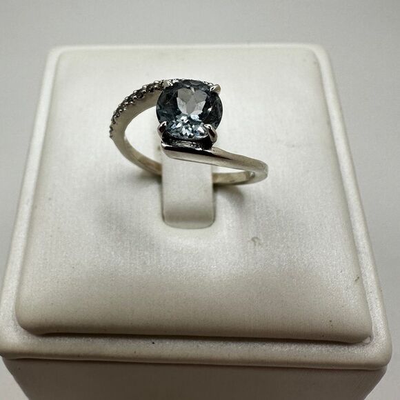 NWOT 4mm light blue topaz, round cut w/ accent cz diamonds ring in solid 925! - Picture 4 of 12